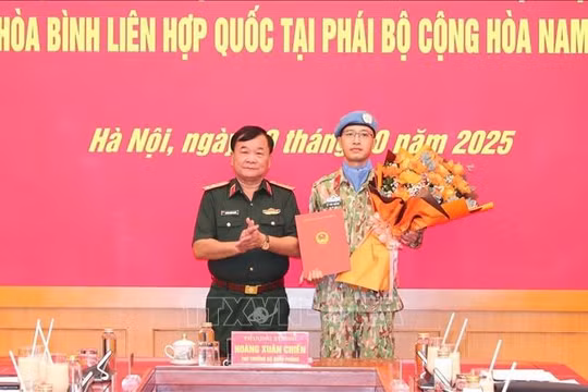 Trao quyết định cho sĩ quan đi làm nhiệm vụ gìn giữ hòa bình tại Nam Sudan