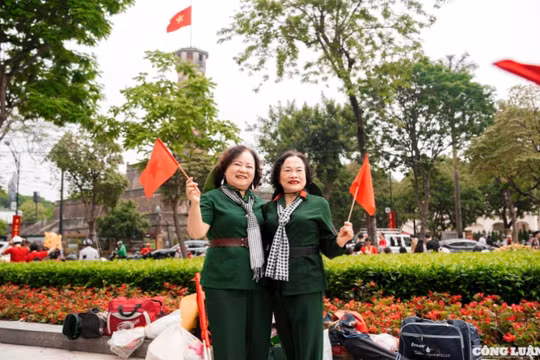 Hà Nội: Người dân nhộn nhịp ‘check-in’ trong ngày kỷ niệm 50 năm Giải phóng miền Nam