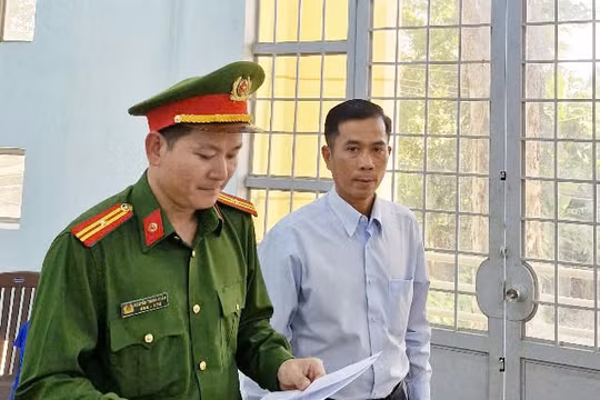 Khởi tố nguyên giám đốc chỉ đạo miễn tiền dịch vụ địa chính cho mình và người quen