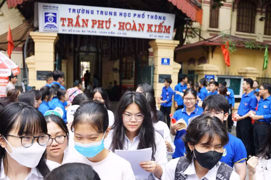 Lịch thi tốt nghiệp THPT 2025 giữa hai chương trình phổ thông khác nhau thế nào?