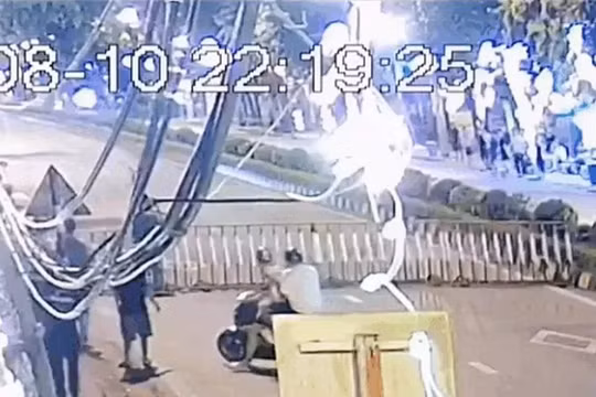 Hai đối tượng đi xe máy lạng lách, đánh võng và đâm thẳng vào rào chắn của công an ở Hưng Yên