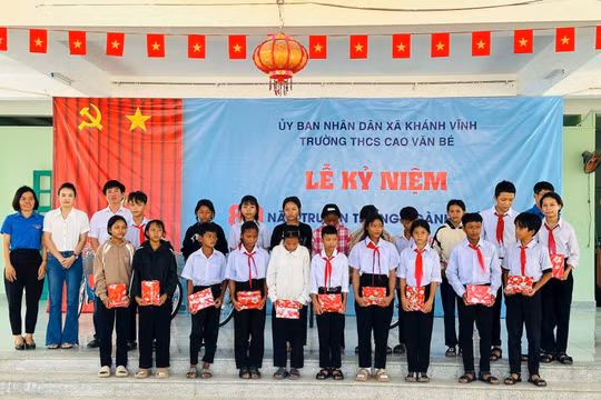 Chi đoàn Kiểm toán nhà nước khu vực VIII: Tặng quà học sinh nghèo trước thềm năm học mới