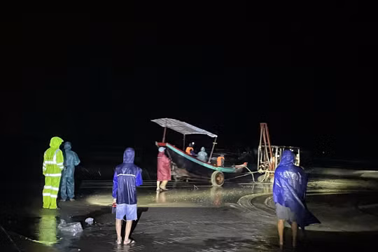Hà Tĩnh: Hai tàu cá cùng 8 ngư dân mất liên lạc đã cập bờ an toàn