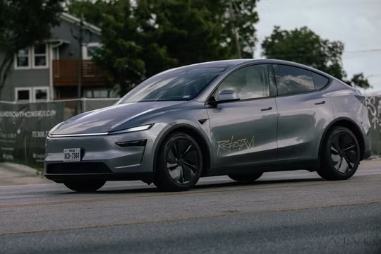 Video taxi tự lái Tesla chạy hỗn loạn trên đường phố
