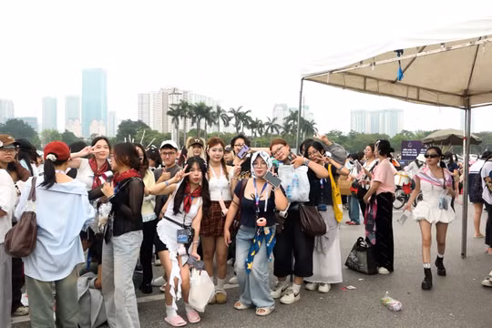 Hàng dài người hâm mộ đổ về Mỹ Đình, chờ đón đêm nhạc ‘Anh Trai Say Hi’