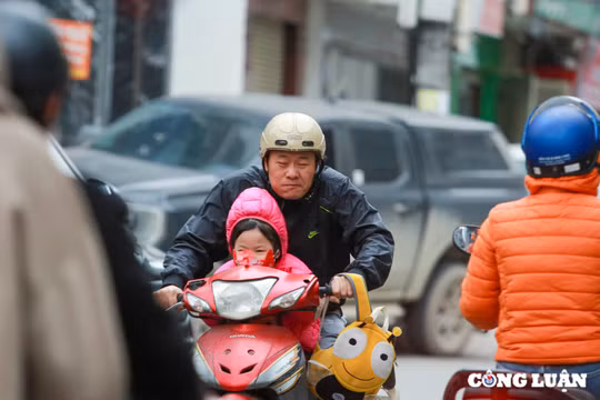 Nhiệt độ Hà Nội giảm xuống còn 13 độ C, người dân "co ro" di chuyển trên đường