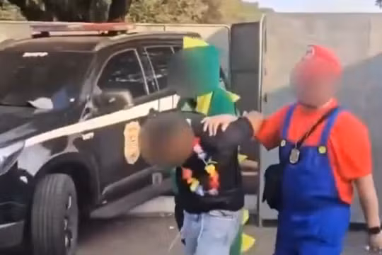 Cảnh sát Brazil hóa trang để đối phó với tội phạm trong lễ hội Carnival