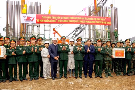 Bộ trưởng Bộ Quốc phòng kiểm tra tiến độ xây dựng cầu Phong Châu tại Phú Thọ