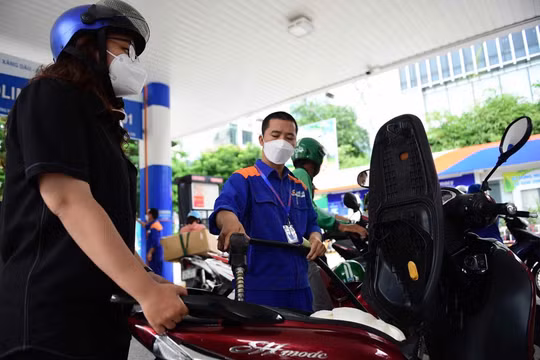 Giá xăng dầu giảm mạnh, xăng RON95 ở mức thấp nhất trong hơn 3 năm qua