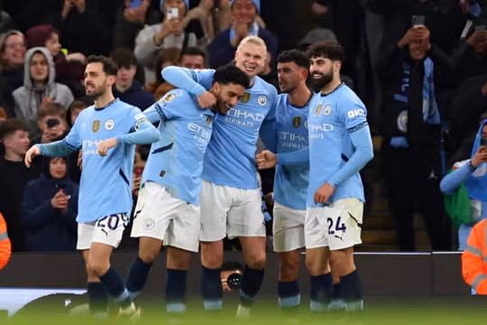 Ngược dòng đánh bại Chelsea, Man City trở lại top 4 Ngoại hạng Anh