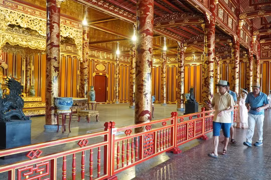 Kỷ luật hàng loạt cán bộ, cho thôi việc hai nhân viên bảo vệ sau vụ ngai vàng triều Nguyễn bị xâm hại