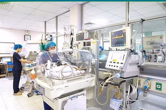 Bé 2 ngày tuổi tử vong sau ca sinh mổ chọn giờ ở tuần 37