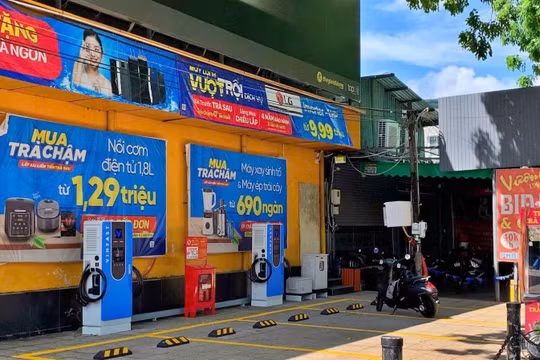 V-Green lắp hơn 2.000 trạm sạc và tủ đổi pin xe điện VinFast tại hệ thống Thế giới Di động