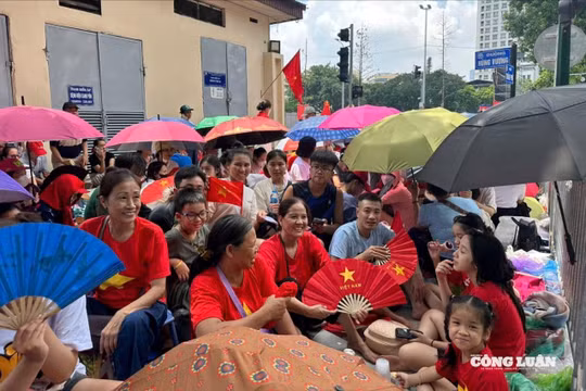 Hàng nghìn người 'giữ chỗ' sớm trước một ngày để đón tổng duyệt diễu binh, diễu hành A80