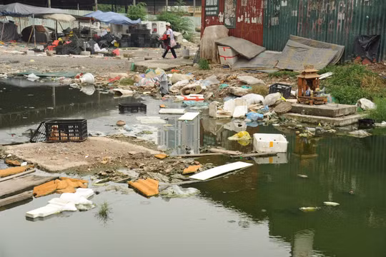 Ngổn ngang công trường bỏ hoang trước cổng Đại học Hà Nội: Dân sống chung với rác thải, nước tù