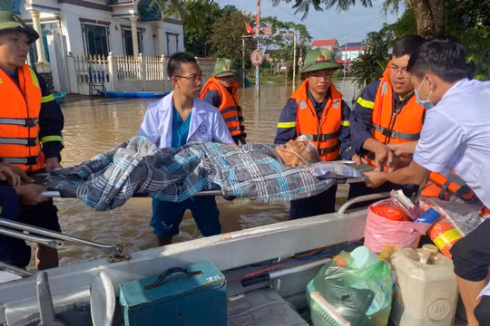CSGT dùng xuồng chuyên dụng giải cứu người dân vùng ngập ở Thanh Hóa