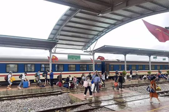 Ngành đường sắt chuyển tải hành khách do mưa lũ tại Huế, Đà Nẵng