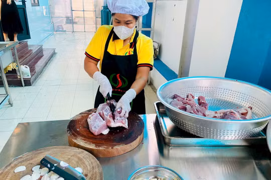 Sau vụ thịt ôi cá ươn, nhà trường kiên quyết mở lại bếp ăn trước sự nghi ngại của phụ huynh