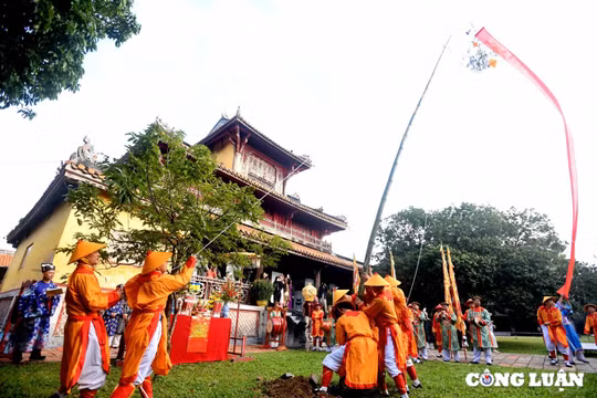 Độc đáo nghi lễ thượng nêu trong Hoàng thành Huế