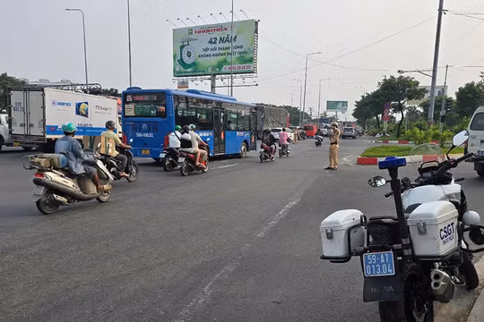 51 đơn vị CSGT TPHCM ra quân, giúp dân thuận lợi về quê đón Tết