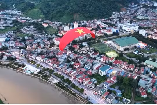 Trải nghiệm dù lượn tại Tuần Văn hóa - Du lịch Bắc Kạn 2025