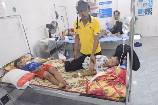 Xác minh thông tin phó hiệu trưởng ngăn cản đưa học sinh nghi ngộ độc đi viện