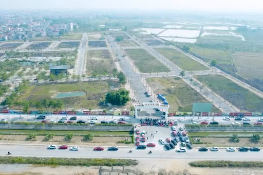 Giao dịch chững lại, giá đất nền vẫn khó giảm