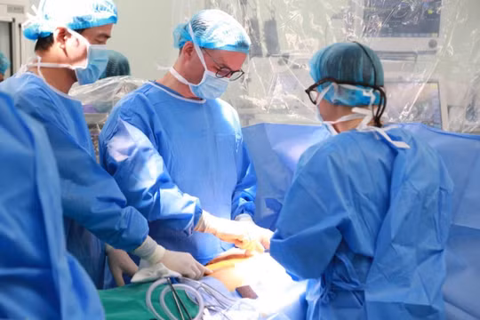 Lần đầu tiên Việt Nam thực hiện thành công ca ghép tim nhân tạo bán phần thế hệ 3