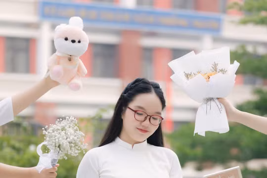 Thủ khoa kép chuyên Anh Hà Nội: “Con thích học, mẹ không bao giờ cần nhắc”