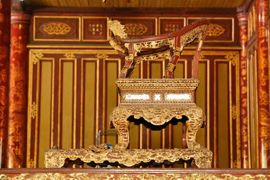 Cục Di sản văn hoá chỉ đạo khẩn vụ ngai vàng triều Nguyễn bị xâm hại