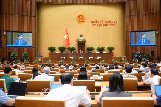 Ngày 26/6, Quốc hội biểu quyết thông qua việc miễn, hỗ trợ học phí đối với trẻ mầm non, học sinh phổ thông