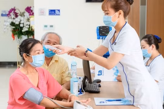 Người già cần lưu ý gì khi cúm mùa phát triển mạnh?