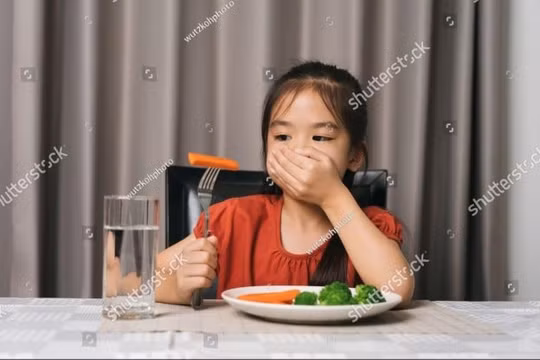 Trẻ biếng ăn: Sai lầm phổ biến cha mẹ nên tránh
