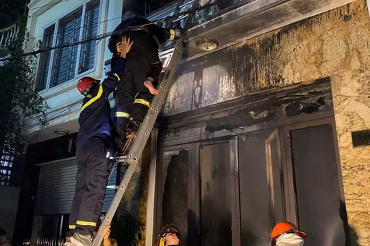 Kịp thời giải cứu cụ bà 94 tuổi cùng 3 người trong vụ cháy nhà lúc rạng sáng ở Hải Phòng