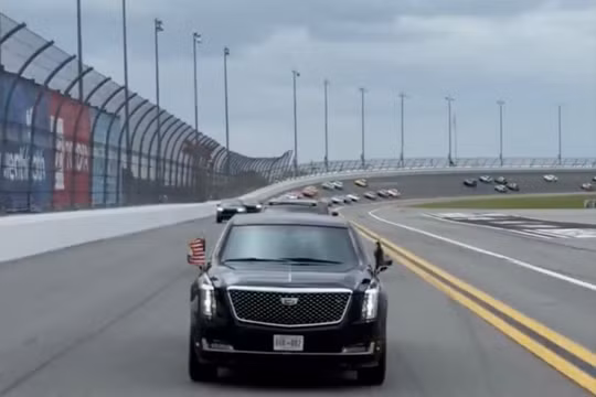 Chiếc 'Quái thú' chở ông Trump xuất hiện và chạy trên đường đua Daytona 500