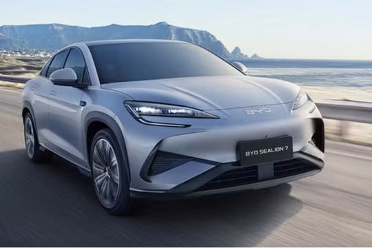 Không chỉ xe điện, nhiều xe hybrid và xăng mới cũng bị đội giá