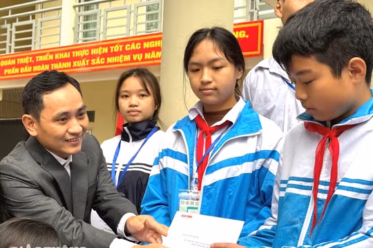 Báo Giao thông trao 42 suất học bổng tới con em nạn nhân tai nạn giao thông ở Ninh Bình