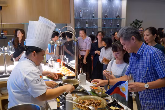 Du khách thích thú trải nghiệm ẩm thực Philippines tại Hà Nội