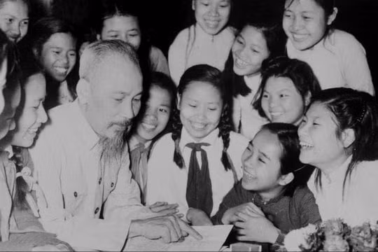 Soi mình trong tấm gương Bác Hồ