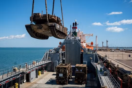 Úc bắt đầu chuyển 49 xe tăng Abrams cũ cho Ukraine bất chấp lo ngại từ Mỹ