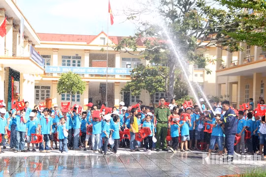 Ninh Bình: Tuyên truyền, trải nghiệm thực hành chữa cháy và cứu nạn, cứu hộ
