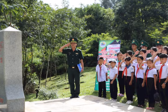 Đồn Biên phòng Tân Thành (Lâm Đồng) tổ chức “Tiết học biên cương” dành cho học sinh lớp 8