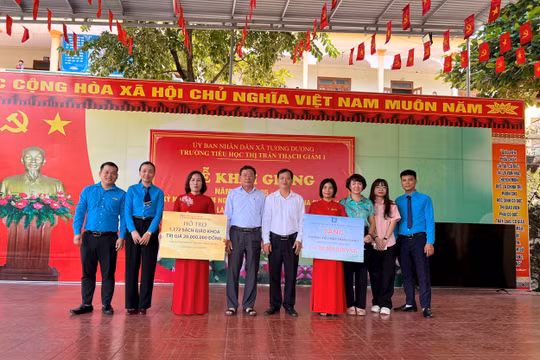 17.000 cuốn sách giáo khoa về miền lũ, tiếp thêm niềm tin cho học sinh Nghệ An bước vào năm học mới