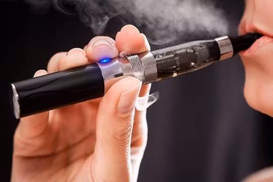 Bé trai 15 tuổi ngộ độc vì tái sử dụng thuốc lá điện tử