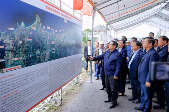 Thủ tướng Phạm Minh Chính khảo sát các dự án trọng điểm và kiểm tra việc xóa nhà tạm, nhà dột nát tại Quảng Ngãi