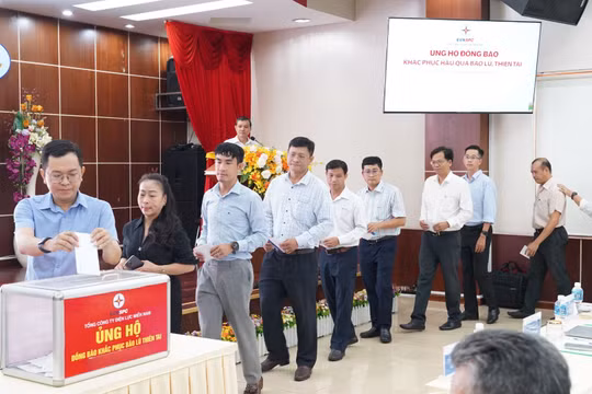 EVNSPC ủng hộ đồng bào khắc phục bão lũ, thiên tai