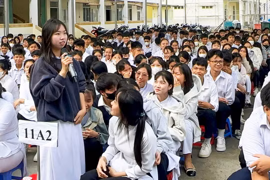 Tuyên truyền bảo vệ chủ quyền, an ninh biên giới cho gần 1.000 học sinh THPT Vĩnh Xương