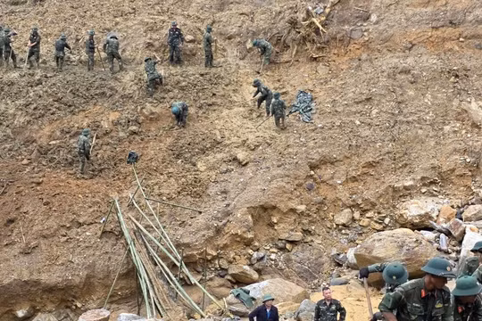 Quảng Ngãi: Bộ đội mở đường dẫn vào khu sạt lở có 1.700 người dân bị cô lập