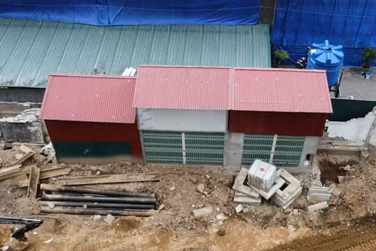 Lại ‘lộ thiên’ nhà siêu mỏng, siêu méo khi đường chưa xong