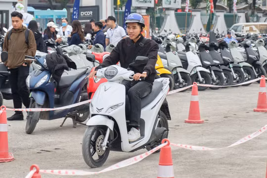 Khách hàng Hà Nội hào hứng đổi xe xăng lấy xe máy điện VinFast